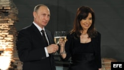 Putin y Cristina Fernandez de Kirchner brindan durante la cena en el Museo Bicentenario