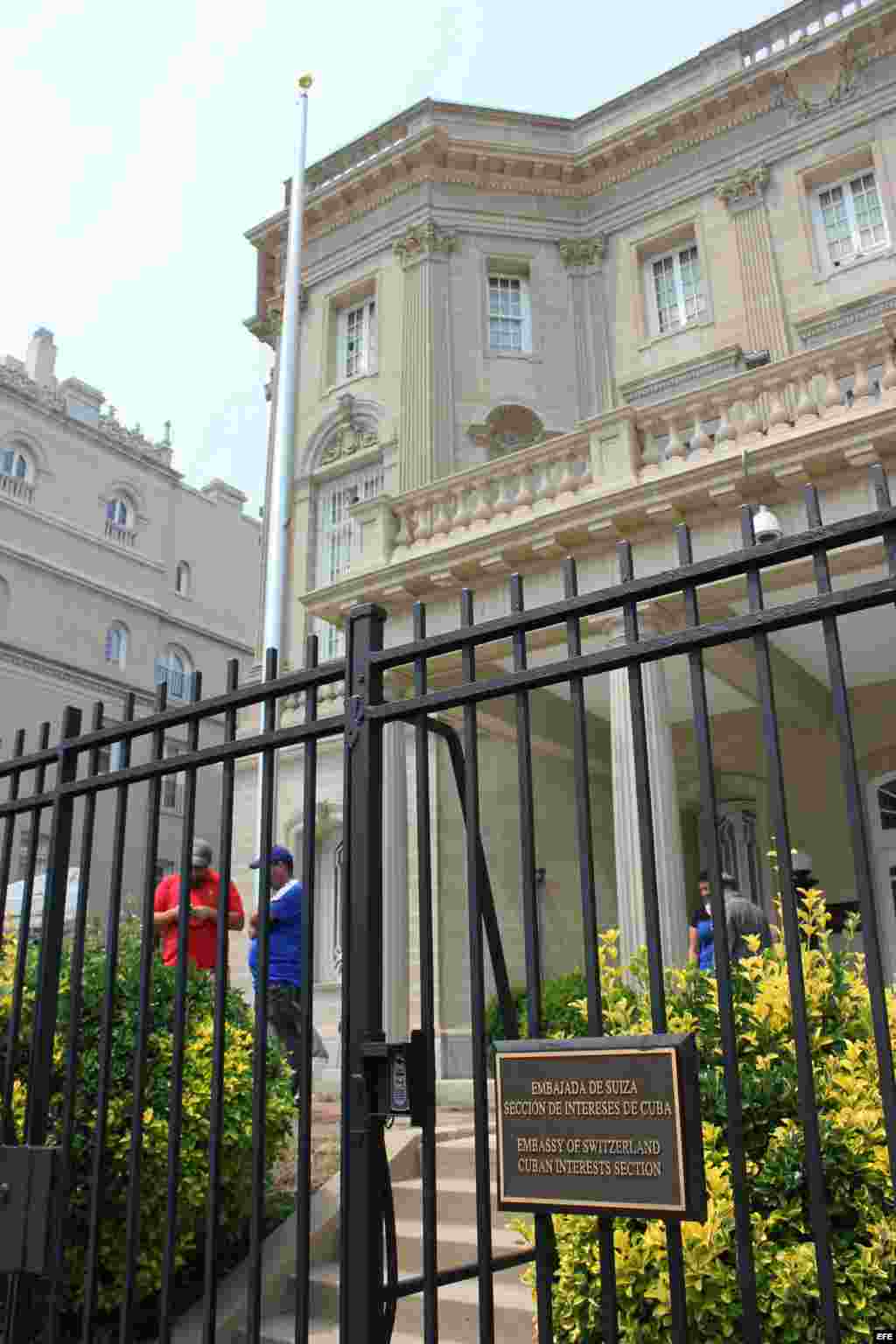 Ya hay mástil para la bandera cubana en la futura embajada de Cuba. 