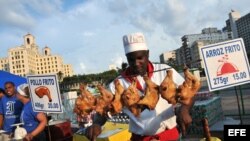 Vida diaria. Un cocinero prepara arroz y pollo fritos, en el Malecón de La Habana (Cuba).