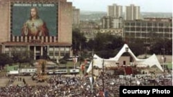 Insólito: Una imagen mural de Jesús ocupó por varios días la fachada de la Biblioteca Nacional en la Plaza de la Revolución durante la visita a Cuba del papa Juan Pablo II.