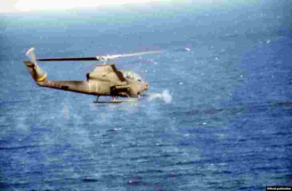 (1983) Un helicóptero AH1- Cobra dispara apoyando la Operación en Granada en 1983. Tomado del sitio del Comando Sur.