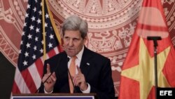 El secretario de Estado de EE.UU., John Kerry, pronuncia un discurso en el ámbito de la conferencia "Avance de la prosperidad: Veinte años de cooperación en el desarrollo de EE.UU. y Vietnam" en Hanoi (Vietnam) hoy, 7 de agosto de 2015, en el ámbito de su