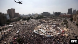 Un helicóptero del Ejército egipcio sobrevuela la plaza Tahrir mientras miles de personas continúan congregadas para manifestarse contra el presidente Mohamed Mursi, en El Cairo (Egipto).