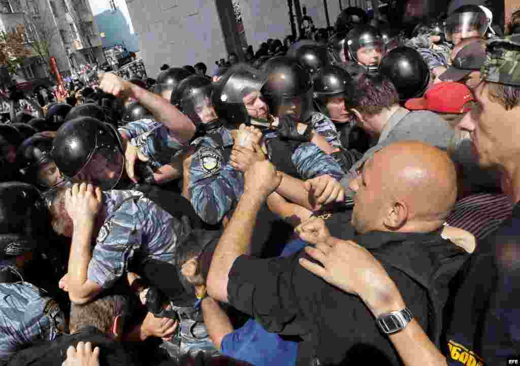 Seguidores de grupos opositores se enfrentan con la polic&iacute;a cerca del Parlamaneto ucraniano con motivo de la aprobaci&oacute;n ayer de la ley de idiomas, este 4 de julio de 2012 en Kiev, Ucrania.