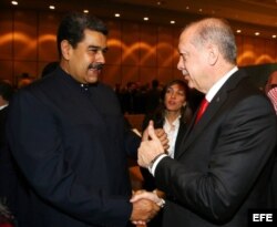El presidente de Turquía, Recep Tayyip Erdogan (d), saluda a Nicolás Maduro en Estambul.