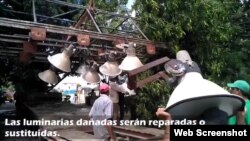 Trabajadores cubanos buscan reparar las lámparas del estadio Julio Antonio Mella.