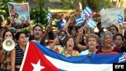 Miembros de la Federación de Mujeres Cubanas, boicotean una marcha pacífica de las Damas de Blanco. Archivo.