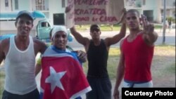 Los cuatro opositores que protestaron en la catedral de Santiago. 