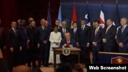 El presidente Donald Trump junto a 12 líderes hemisféricos firma la "Carta de Doral", un documento estratégico para las Américas.