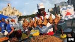La hija del fallecido disidente cubano Oswaldo Payá, Rosa María Payá (i), visita al expresidente de Chile Patricio Aylwin (1990-1994) en Santiago de Chile (Chile). 