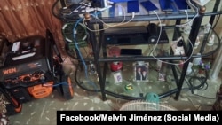 Los cubanos recargan los celulares cuando llega la electricidad, pero durante el apagón la cobertura es pésima, según testimonios.