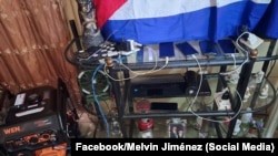 Recarga de celulares en apagón en La Habana