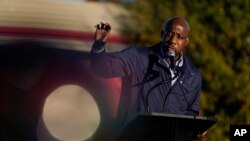 Raphael Warnock, aspirante demócrata al Senado, durante un mitin de campaña en Georgia. (AP Photo/Brynn Anderson)