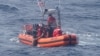 La Guardia Costera de EEUU rescata a balseros cubanos tras naufragar la embarcación en la que viajaban. (Foto: @USCGSoutheast)