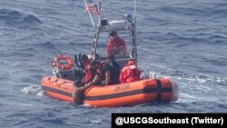 La Guardia Costera de EEUU rescata a balseros cubanos tras naufragar la embarcación en la que viajaban. (Foto: @USCGSoutheast)