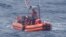 La Guardia Costera de EEUU rescata a balseros cubanos tras naufragar la embarcación en la que viajaban. (Foto: @USCGSoutheast)