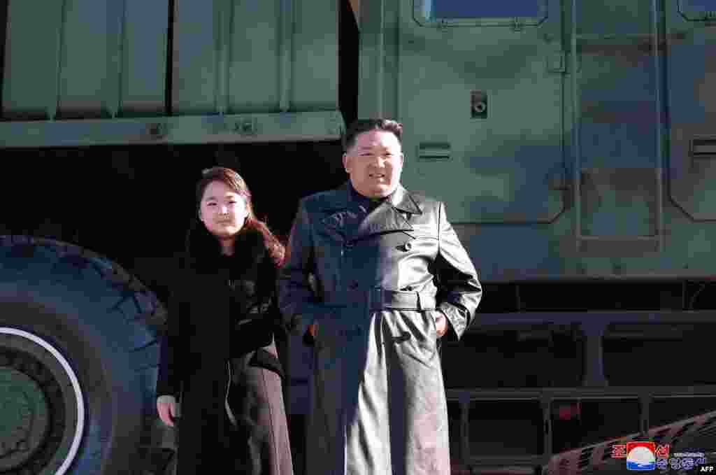 Kim Jong Un y su hija, en fotos publicadas este 27 de noviembre, frente al nuevo misil balístico intercontinental. (Foto: KCNA VIA KNS / AFP)