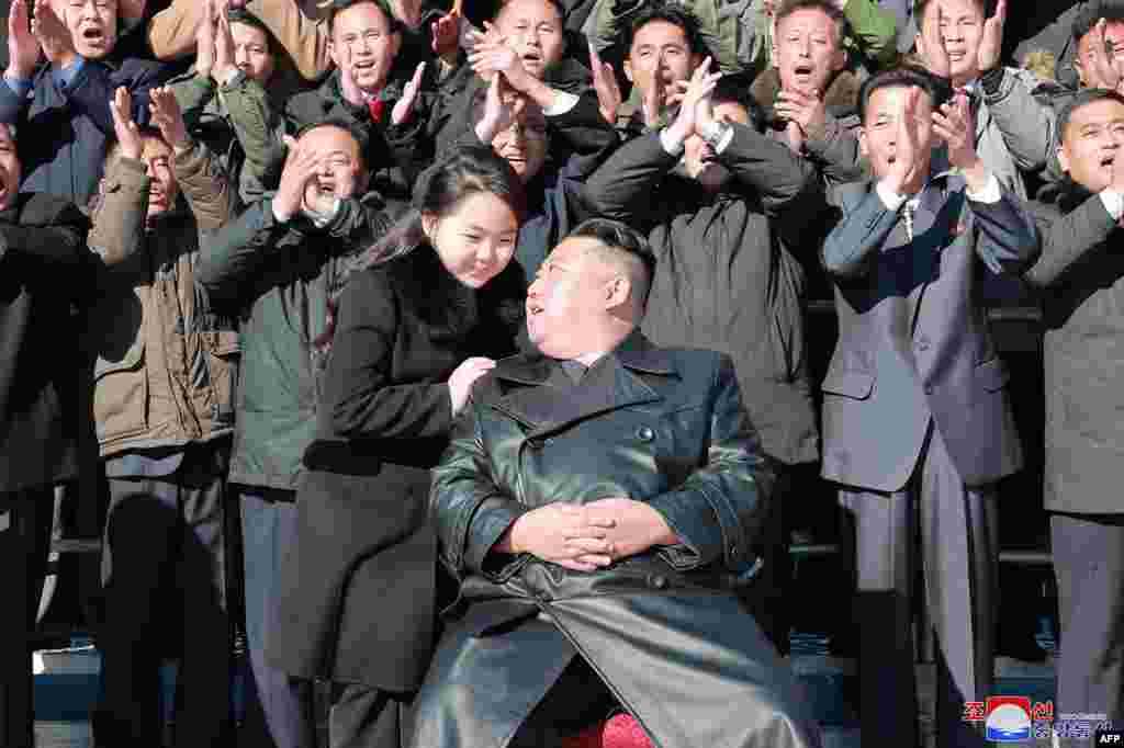 Kim Jong Un y su hija junto a funcionarios e ingenieros del régimen norcoreano, que contribuyeron a la prueba de fuego del nuevo misil balístico intercontinental. (Foto: KCNA VIA KNS / AFP)