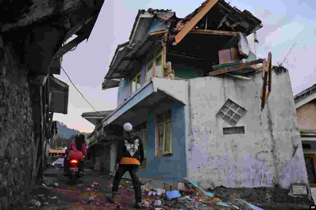 El terremoto de 5.6 derribó viviendas y dejó más de 160 muertos en Cianjur,, Java Occidental. (AP/Rangga Firmansyah)