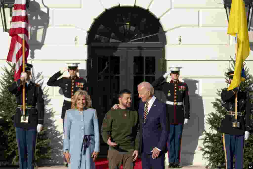 El presidente Biden y la primera dama, Jill Biden, dan la bienvenida a Zelenskyy en la Casa Blanca. (AP/Patrick Semansky)