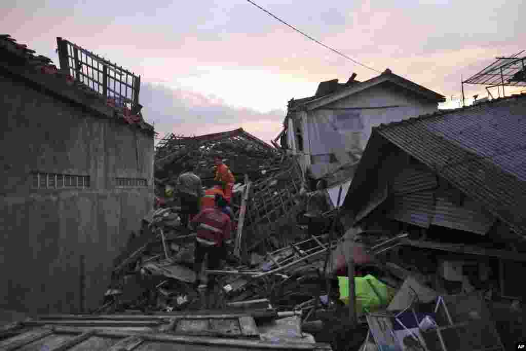Rescatistas buscan subrevivientes entre los escombros tras el sismo que sacudió este lunes a la isla de Java, en Indonesia. (AP Photo/Rangga Firmansyah)