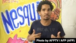 En esta captura de un video de AFPTV, el artista Luis Manuel Otero Alcántara frente a una de sus pinturas en La Habana el 4 de abril de 2021.