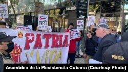 El presidente de la Asamblea de la Resistencia Cubana, Dr. Orlando Gutiérrez Boronat (derecha), lideró la manifestación frente al Consulado de México en Miami.