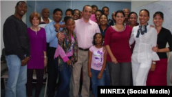 Ernesto Soberón, director general de Asuntos Consulares y Cubanos Residentes del Ministerio de Exteriores de Cuba, con cubanos residentes en Bahamas, Nassau, 2012. (MINREX).