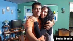 Samuel Pupo Martínez junto a su esposa, Yuneisy Santana González. (Foto: Facebook/Yuneisy Santana)