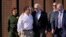 El presidente Joe Biden conversa con el congresista demócrata Henry Cuellar miestras caminan a lo largo de la frontera con México, en El Paso, Texas. (AP/Andrew Harnik)