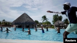 Turistas se ejercitan enla piscina de un hotel en Varadero. (REUTERS/Alexandre Meneghini/Archivo)