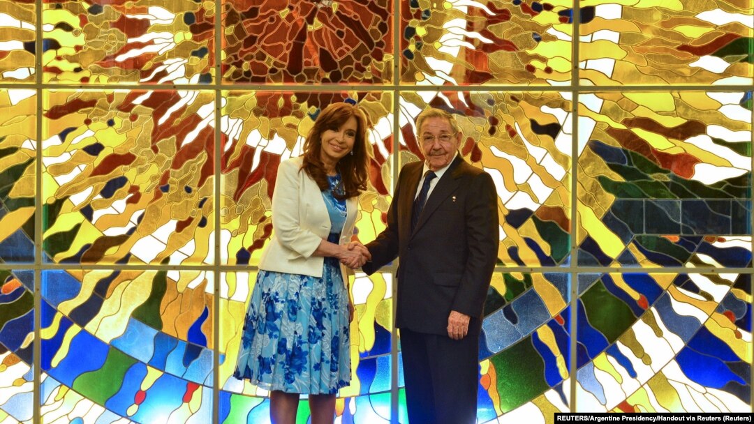 Foto Archivo. Cristina Fernández de Kirchner y Raúl Castro, en el Palacio de la Revolución en La Habana, el 19 de septiembre de 2015.