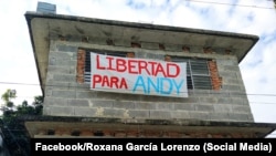 Un cartel pide la libertad de Andy García Lorenzo en la fachada de su vivienda, en Santa Clara. (Foto: Facebook/Roxana García Lorenzo)