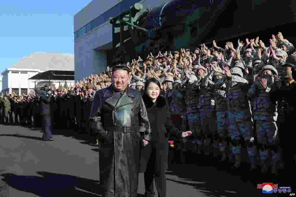 Kim Jong Un y su hija, en fotos publicadas este 27 de noviembre, desfilan frente a soldados del régimen norcoreano, que contribuyeron a la prueba de fuego del nuevo misil balístico intercontinental. (Foto: KCNA VIA KNS / AFP)