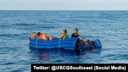Balseros cubanos interceptados por la Guardia Costera en aguas del Sur de la Florida. (Foto: Archivo USCG/Twitter)