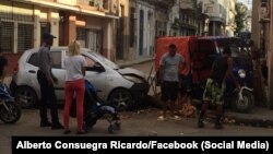 Accidente en la esquina de Neptuno y Soledad, en La Habana Vieja. (Foto: Alberto Consuegra Ricardo/Facebook)