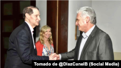 El senador Wyden saluda a Díaz-Canel en su visita a Cuba.