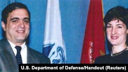 Imagen de archivo del Departamento de Defensa de EEUU muestra a Ana Belen Montes recibiendo un certificado de manos del entonces Director Central de Inteligencia George Tenet. (U.S. Department of Defense/Handout via REUTERS)