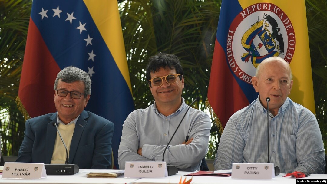 Pablo Beltrán (izq.), en representación del ELN; Iván Danilo Rueda, Alto Comisionado para la Paz (centro), y Otty Pantino, del gobierno colombiano, durante las conversaciones de paz en Caracas, el 12 de diciembre. (AP/Matías Delacroix, Archivo)
