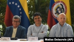 Pablo Beltrán (izq.), en representación del ELN; Iván Danilo Rueda, Alto Comisionado para la Paz (centro), y Otty Pantino, del gobierno colombiano, durante las conversaciones de paz en Caracas, el 12 de diciembre. (AP/Matías Delacroix, Archivo)