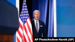 Biden dijo a los periodistas en la Casa Blanca que está “cooperando total y completamente” con una investigación del Departamento de Justicia.
