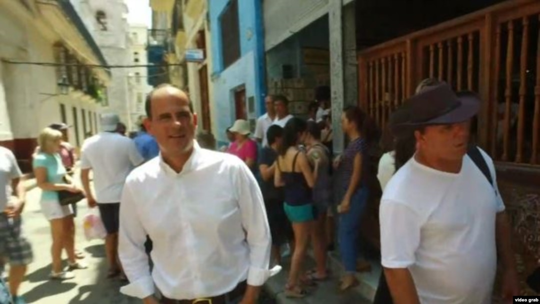 Lemonis camina por una calle de La Habana Vieja. (Captura de video/CNBC)