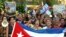 Miembros de la Federación de Mujeres Cubanas, boicotean una marcha pacífica de las Damas de Blanco. Archivo.
