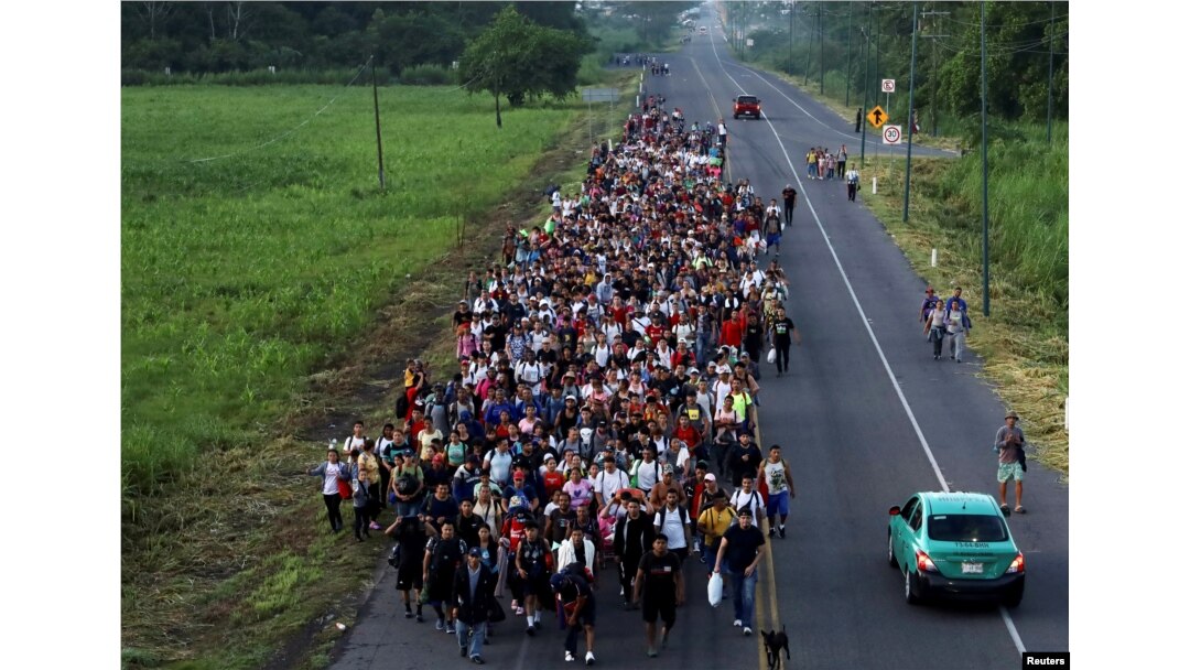 Migrantes de diferentes nacionalidades caminan hacia Estados Unidos en una caravana por una carretera, en Ciudad Hidalgo, estado de Chiapas, México 21 de julio de 2024. REUTERS/Jose Torres
