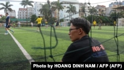 Nguyen Lan Thang, activista y periodista independiente vietnamita, observa un partido de fútbol local en Hanoi. (AFP/Hoang Dinh Nam).