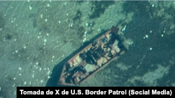 Vista aérea de la balsa en que viajaron los 21 migrantes detenidos por la Parulla Fronteriza de EEUU