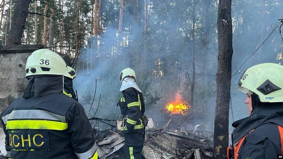 En esta imagen, proporcionada por los Servicios de Emergencia de Ucrania, rescatistas trabajan en la extinción de un incendio tras un ataque ruso en la región de Kiev, Ucrania, el 6 de septiembre de 2023. (Servicios de Emergencia de Ucrania vía AP)