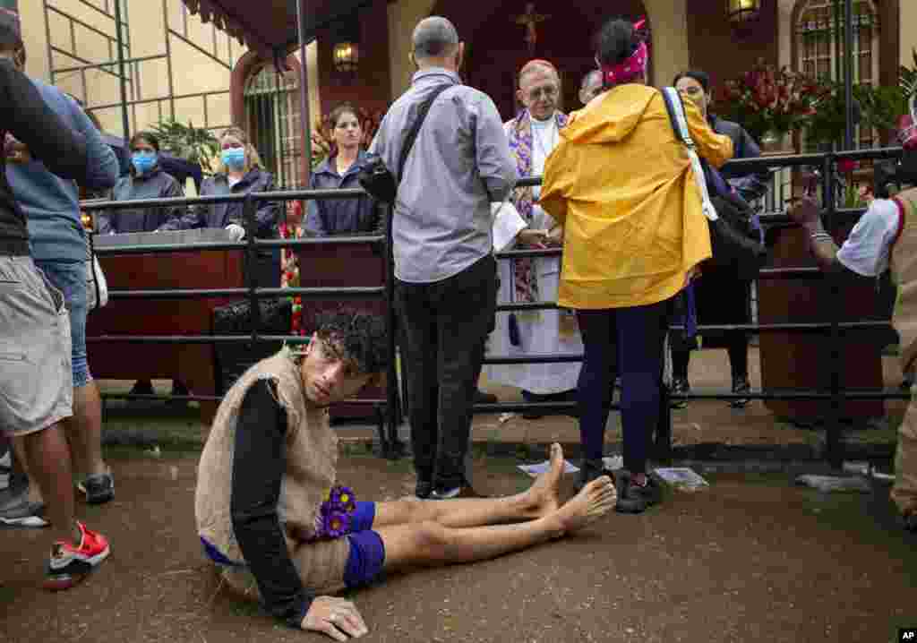 Miles de cubanos se unieron este año a la peregrinación hasta el Santuario Nacional de San Lázaro, en el Rincón, pese a los pronósticos de mal tiempo en la capital cubana.