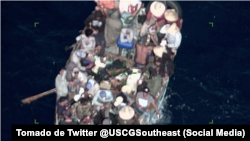 Equipo de la Guardia Costera intercepta una embarcación con decenas de inmigrantes cubanos.