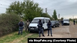 Fuerzas de seguridad rusas realizan un registro en uno de los asentamientos de la Crimea anexionada, 2021